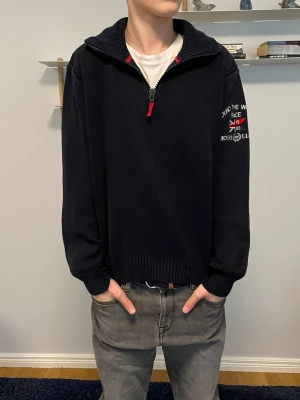 Quarter zip från Henri Lloyd  - En Riktigt snygg Quarter zip tröja ifrån Henri Lloyd. Tröjan är I bra skick förutom ett litet släpp  vid armhålan (se bild). Modellen är 173cm lång och tröjan är i storlek S.