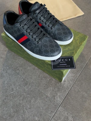 Gucci ace - Fina skor från Gucci nästan helt nya använda 2 gånger kommer med dustbag låda och kort! Säljer för jag har fotskav och dom satt lite mindre i storleken, storlek 42 men sitter som en 41-41,5
