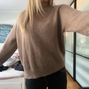 Brun stickad tröja - Snygg brun stickad tröja! Knappt använd, inga defekter 💓