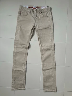 Sartoria Tramarossa jeans  - Jättefina beiga Tramarossa jeans i w31 (midjemått på 80 cm). Sjukt snygga på perfekta till allt och utmärkt skick!
