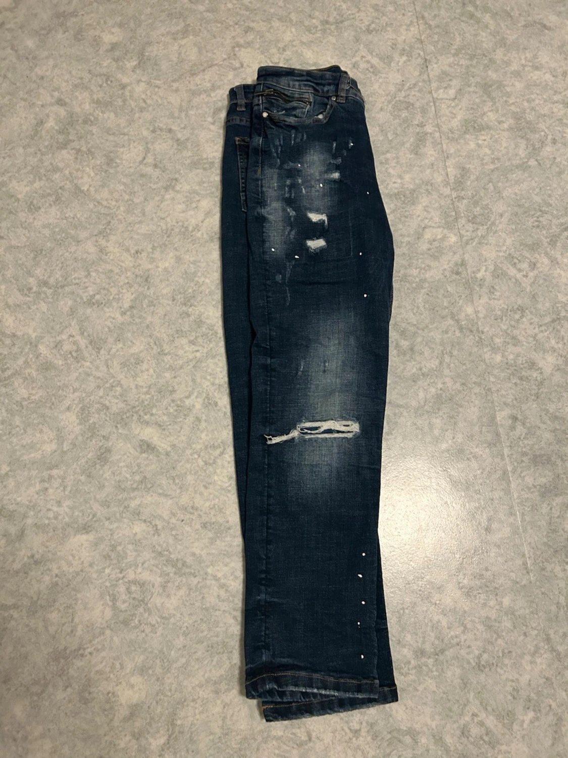 Mörkblå slitna jeans med hål - 2