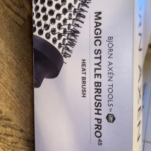 Björn  Axén värmeborste - Säljer en helt oöppnad värmeborste från björn axén. Säljer då jag redan har en. Den är 45mm modellen och har två värme inställningar. Den ger jättefina lockar och ger en jättefin blowout look i håret, speciellt om man också använder papiljotter. Nypris 1049kr.