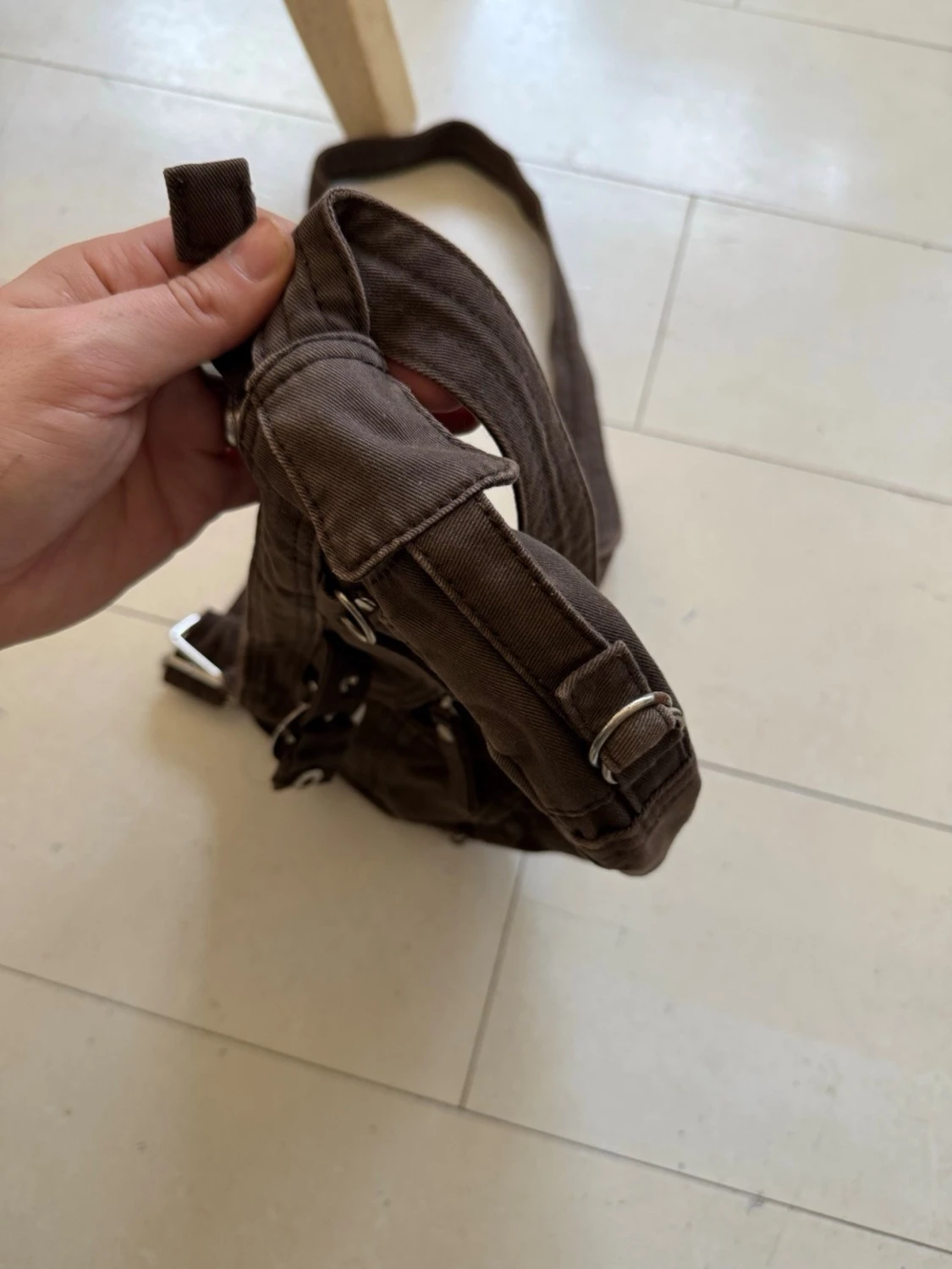 Brun axelväska med detaljer - 1