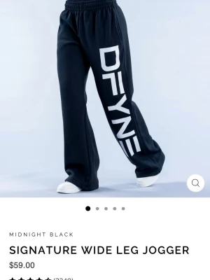 INTRESSEKOLL - Intressekoll på mina Dfyne signature joggers i midnight black, storlek M. Endast använda ett fåtal gånger och i nyskick. Oversized på mig som är 174 cm lång. Slutsålda på hemsidan💞