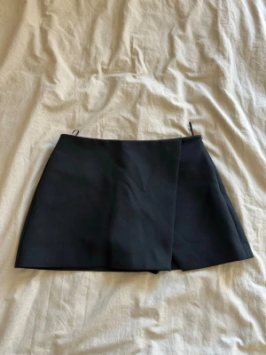 Kostymkjol från Zara - Asymmetrisk kostym skorts (shorts inuti) från Zara i storlek M