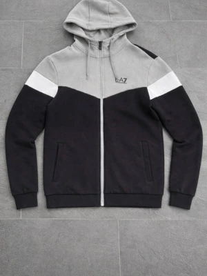 EA7 Hoodie Storlek S - Använd ett par gånger nästan som ny. Storlek S