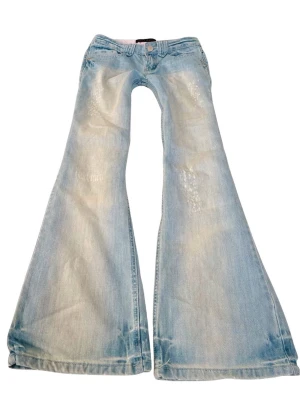 Ljusblåa superlågmidjade bootcut jeans - Sååå sjukt snygga vintage superlågmidjade jeans! ❤️Midjemått rakt över: 38 cm Innebenslängd: 81 cm