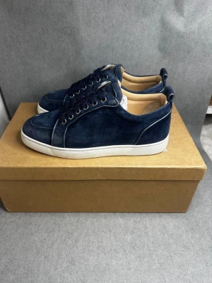 Christian Louboutin skor  - Säljer ett Par Christian Loboutin i Fint skick Skick: 9.3/10 🎴  Inkluderat: Allt ingår! ♦️  Pris: 3699kr ej hugget i sten 🥇 Storlek: 39 i skon men de passar 40! ♣️  Snabbaffär = priset sänks-SERIÖSA BUD