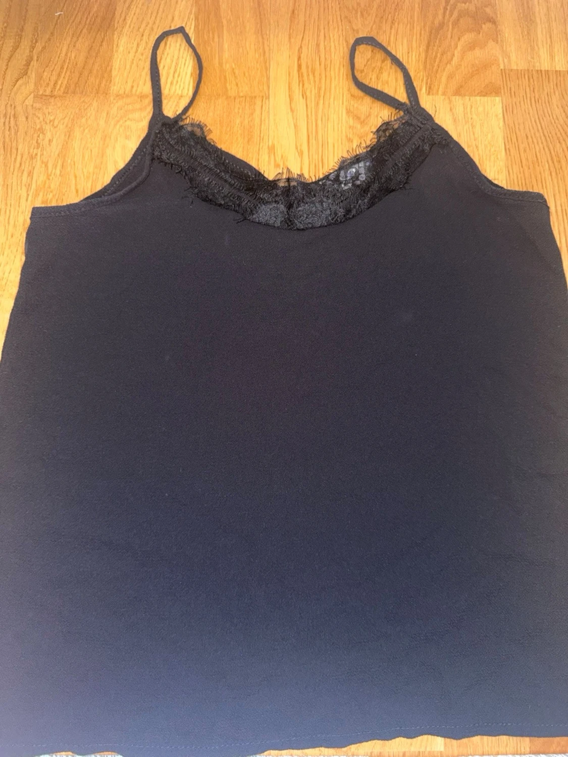 Svart linnetopp med spetskant