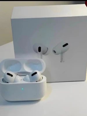 AirPods Pro gen 2 - Säljer ett par vita trådlösa in-ear hörlurar från Apple med smart touch-funktioner som play/pause, byta låt och svara på samtal. Hörlurarna har silikonproppar för bra passform och laddas i ett smidigt vitt etui. Perfekta för musik och samtal på språng.