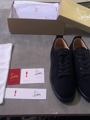 Svarta sneakers från Christian Louboutin - Oanvända loubs. Super skick. Fraktas snabbt. Pris går att diskuteras vid snabb affär. Hör av dig vid funderingar.