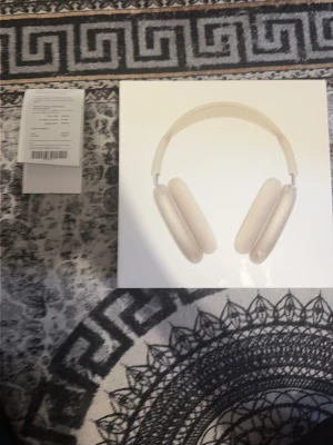 Apple AirPods Max Sandfärgade - Säljer ett par sandfärgade Apple AirPods Max med Smart Case. Over-ear design med mjuka öronkuddar och metallbyglar. Grym ljudkvalitet och stilren look, perfekt för musik och poddar. Levereras i originalförpackning.