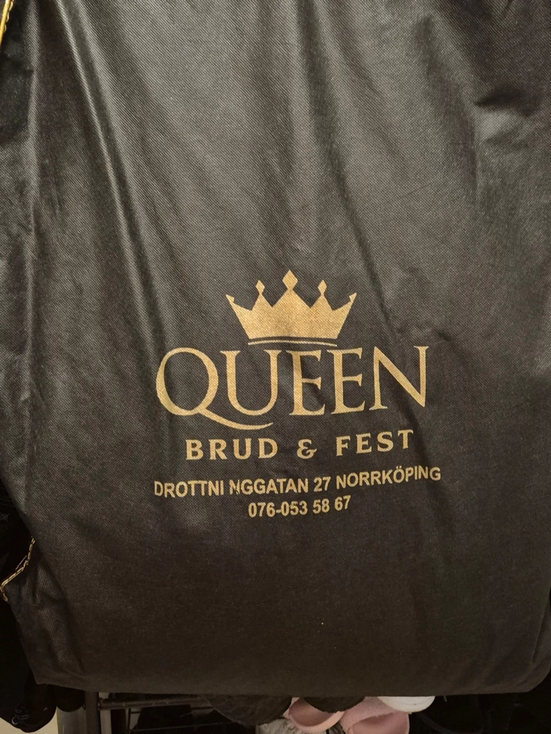 Glittrig långklänning med spetsdetaljer - 1