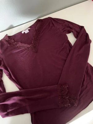 Vinröd spetströja från Gina tricot storlek 146-152 - Säljer en vinröd spetströja från Gina tricot. Den har även spets på slutet vid ärmarna och är v neck med spets. Säljer då den inte går till användning längre. Bra skick. Storlek 146-152.