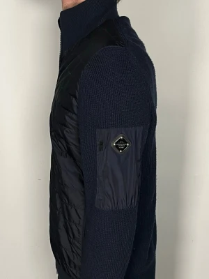 J.Lindeberg cardigan - Säljer en riktigt snygg och trendig J.Lindeberg cardigan i fint skick, storlek S, vid frågor är det bara att skriva //Gramenti