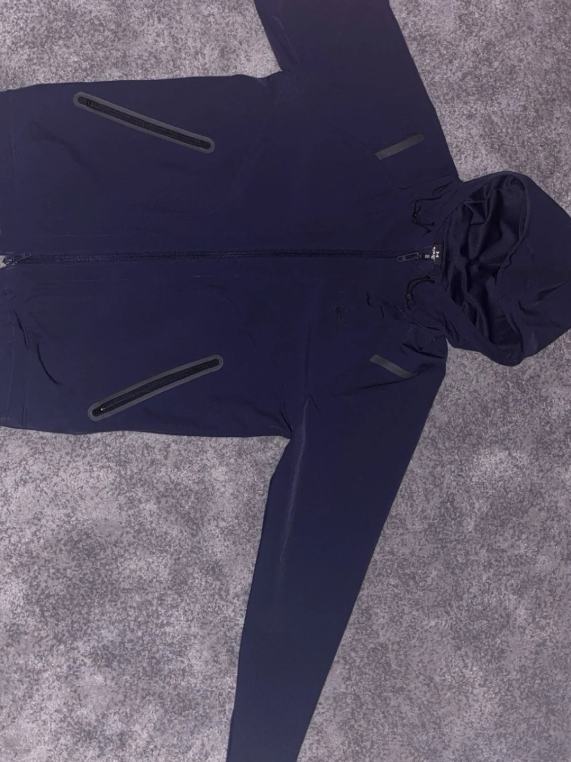 Mörkblå vindjacka från Under Armour  med huva