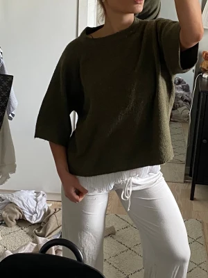 Olivgrön stickad t-shirt - Olivgrön stickad t shirt ifrån lager 157 i nyskick. Storlek S.  loose passform och trekvartsärmar. Pris kan diskuteras. Säljer även en likadan i grå så gör gärna en bundle då den är upplagd som enskild annons! 