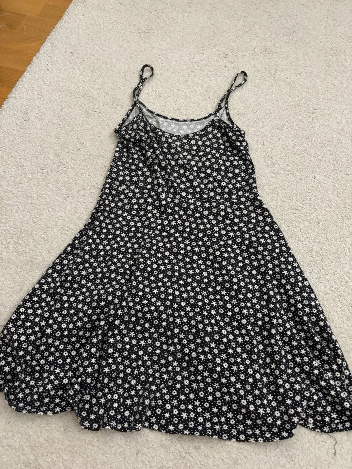 Svart blommig sommarklänning - 1