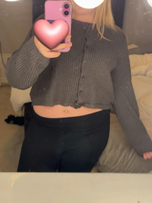 En fin stickad grå tröja från lager 157 - Jättefin tröja älskar den men har inte alls användning till den orginal pris är 250kr ny är 130kr bra skick har använt nån gång