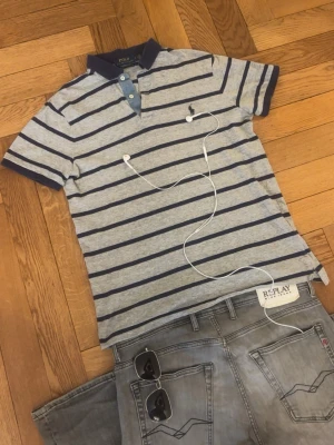 Polo by Ralph Lauren piké  - Grym kvalité, inga defekter. Storlek S men passar för nån som vanligt har s eller m.   Mått -|-  Axelmått: 45cm  Längd: 64 cm  Bröst: 48 cm   Snabb leverans, men skriv om du vill ha fler bilder!