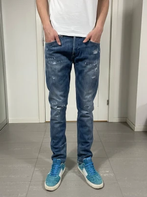Dondup George Jeans - Säljer nu dessa Dondup George jeans med snygga slitningar i populär design, skriv för fler bilder/frågor🙌🏼