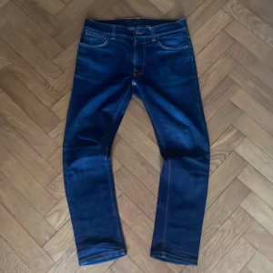 Nudie jeans lean dean - Säljer ett par tvär feta nudie jeans av modellen lean dean. Färgen är mörkblå i 16 dips. De är storlek W32 L32. Perfekt för dig som vill ha snygga och bra jeans till ett bra pris.