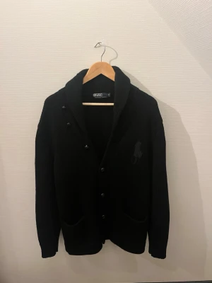 Polo Ralph lauren cardigan - Tja! Säljer min cardigan då jag knappt använt den den är i storlek M och i ett nytt skick då jag aldrig nästan använt den! Vid mer frågor är de bara star hör av sig!