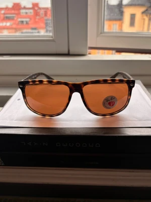 Rayban ”Boyfriend” Polarized  - Helt nya Ray-Ban “Boyfriend” Polarized. De är oöppnade med alla etiketter kvar och  allt som syns på bild ingår. Säljs för endast 549 kr. Erbjudandet gäller till lördag 23:59