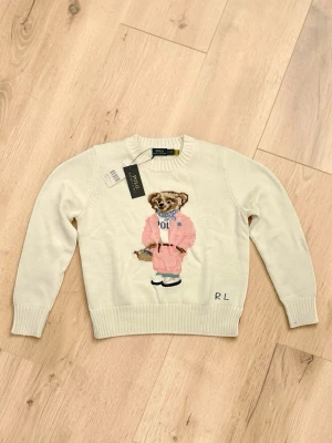 Ralph Lauren Polo Bear  - Vit Polo Bear sweater med rosa bear på framsidan | Perfekt för våren | Snygg, stilren och lätt att matcha | Helt ny i perfekt skick (10/10) | Pris: 899 kr | Ställ gärna frågor!