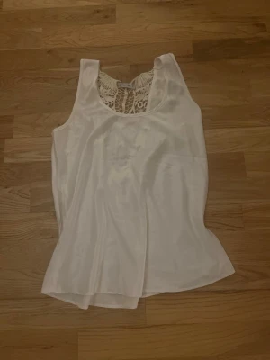 Vintage blonde topp - Selger denne fine vintage blonde toppen. Den er kjøpt fra Brasil og er i silke, den blir ikke solgt lenger. Den er kjempe fin og blir en fin topp til sommeren. Kjøp via Plick eller betal over vips. Kjøperen betaler frakt selv 