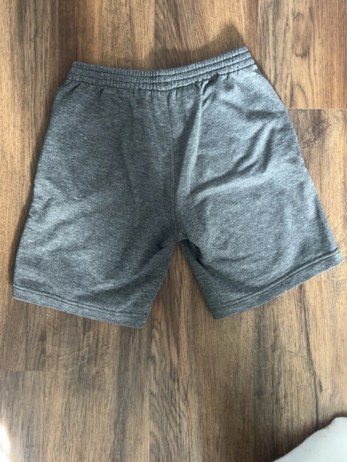 Grå mjukisshorts med resårmidja - 1