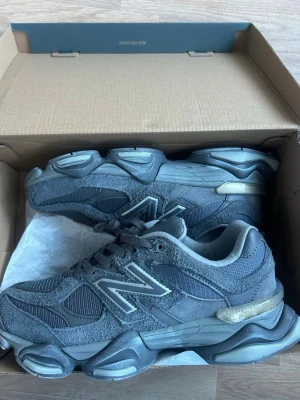 Grå New Balance 9060 sneakers - Säljer ett par grå New Balance 9060. Aldrig använda då dom var fel storlek. Orginal pris 1 900