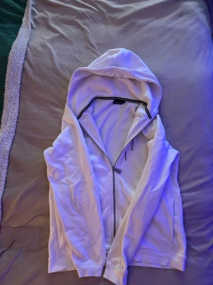 Vit hoodie från sail racing - Säljer en vit hoodie från sail racing användt sällan och väldigt fint skick.