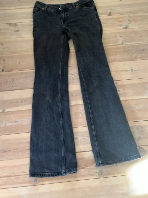 Svarta low waist bootcut jeans - Säljer dessa bootcut low waist jeans från H&M, dem är i mycket bra skick och passar mig som är 170 väl!💕Storlek 32.