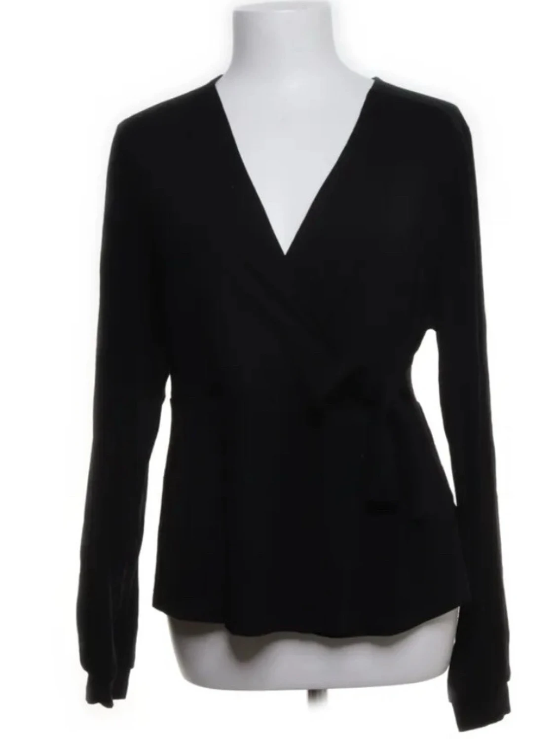 Svart omlottblus med knyt