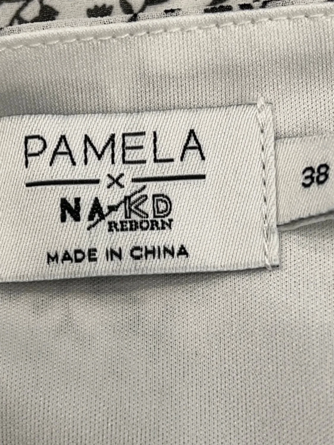 Superfin omlottklänning från Pamela x NA-KD  - 2