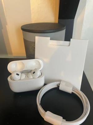 AirPods Pro med tillbehör 🤍 - Säljer ett par AirPods Pro i fint skick. Fungerar perfekt med bra ljud och brusreducering. ✔️ Laddningsetui ✔️ Originalkabel ✔️ Extra örontoppar ✔️ Förpackning medföljer Perfekta för vardag, träning eller resor ✨ Redo att skickas direkt!