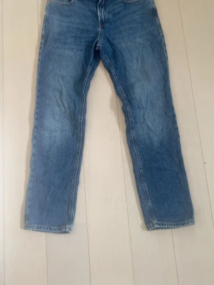 Blå jeans från Jack & Jones - Säljer ett par klassiska blå jeans från Jack & Jones i rak modell.
