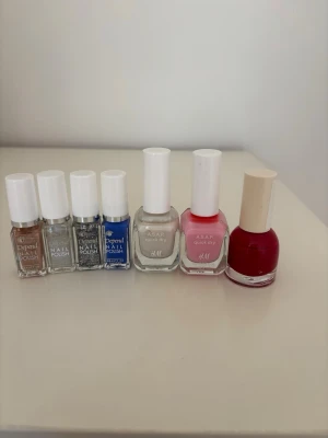 Nagellack - Säljer ett set med sju nagellack från Depend och H&M. Alla är nästan fulla💕