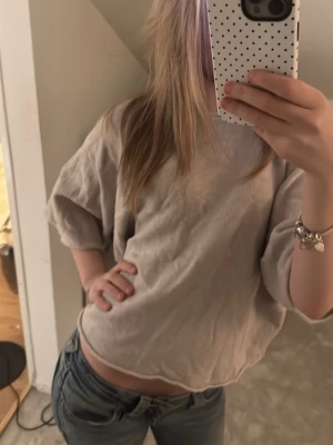 Beiga stickad tröja - Om du gillar luftiga och lösa tröjor blir denna galant för dig!💕Jag personligen andvänder denna tröjan på flera olika sätt! ❤️ säljer pga storlek och passform!💖💞andvänd få gånger med inga hål eller fläckar!💓Ord pris: 259kr ny pris: 59kr❤️ 
