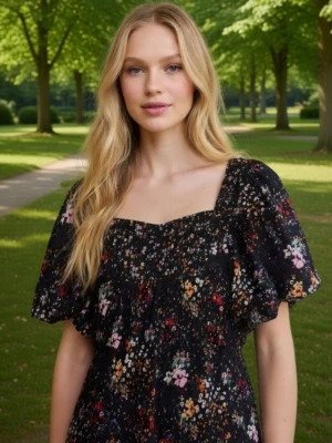 NY & oanvänd mörkgrå + flerfärgad blommig topp från Garden Collection. Strlk: XS - NY och oanvänd mörkgrå (Nästan svart) + flerfärgad blommig urringad feminin topp med volang+vida ärmar, från H&M's 'Garden Collection'. Finns inte att hitta i butik sedan flera år. Storlek: XS/34. Material: Mjuk ekologisk bomull. Felfri. FRAKT TILLKOMMER.