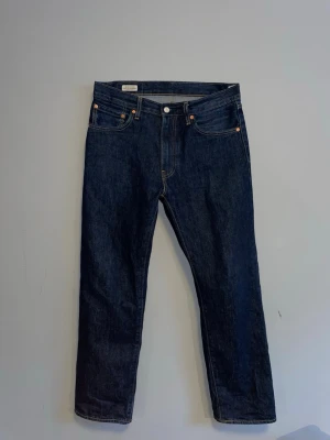 Levi's 555 - Klassiska jeans från Levi's i modellen 555 med rak passform. Fin denim och sköna brallor. Skriv vid funderingar.