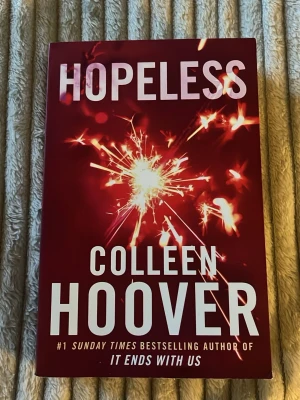 Hopeless av Colleen Hoover - Hopeless är en roman av Colleen Hoover. Boken handlar om Sky och Dean Holder och utforskar teman som kärlek, sanning och att övervinna svåra minnen. Perfekt för dig som gillar känslosamma och gripande berättelser.