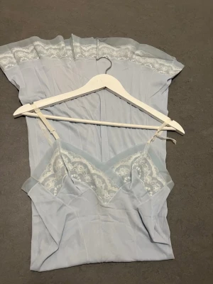 Klänning  - Satin klänning, ena bandet är knutet💙