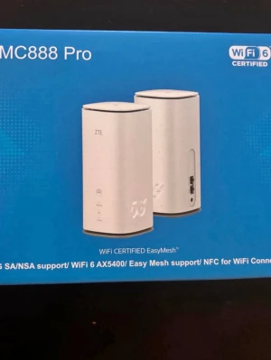 ZTE MC888 Pro 5G WiFi 6 router - Säljer en ZTE MC888 Pro router med WiFi 6 AX5400 och EasyMesh-stöd. Routern är vit, har en stilren, rektangulär form med rundade hörn och flera portar på baksidan. Perfekt för snabbt och stabilt internet hemma eller på kontoret. Olåst så vilket simkort som helst kan användas med denna router. Smidigt att ha hemma, ta med till sommar stugan eller på resan. Nypris 3000kr.