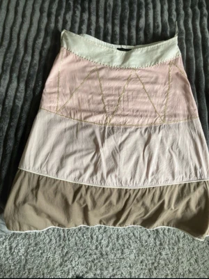 Knälång kjol - Säljer min mammas gamla kjol, skriv om du undrar något😊En fläck (se bild)