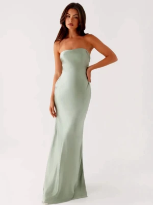 Peppermayo balklänning  - ”MONTE CARLO MAXI DRESS” från peppermayo. Endast testad, säljer pga fel storlek. Super fin mint grön, går ner till golvet på mig som är 170cm! Perfekt till balen 💓🙌 ( finns grepp vid bysten så klänningen kommer inte åka ner!) passar S också. Prislapp sitter kvar. Nypris ca 1400kr. Kan gå ner i pris vid snabb och enkel affär! Mvh Evelina 