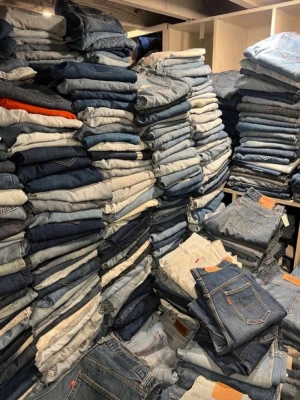 Jeans  - Jag löser vilka jeasn som helst skriv storlek du söker och märke samt färg så löser vi bra deal 