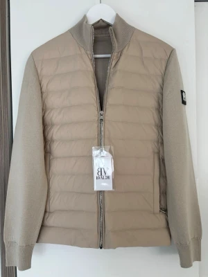 Beige cardiganjacka  - Stilren beige cardiganjacka från Bvaldi! | Ny med prislapp! Aldrig använd! | Storlek: XS | Modellen på bilden är 175 cm 63 kg | Pris kan diskuteras!| Perfekt under våren! ☀️| Vid frågor eller funderingar finns jag i DM! 📩 Mvh CVB Closet