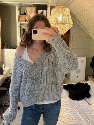 Grå oversized stickad kofta - Mysig grå stickad kofta med stora träknappar💞 Str ingen storlek i men den är ganska stor och oversized så typ storlek M/L💞 en av knapparna är lite lösare än dem andra men man märker inte det (kolla sista två bilderna)